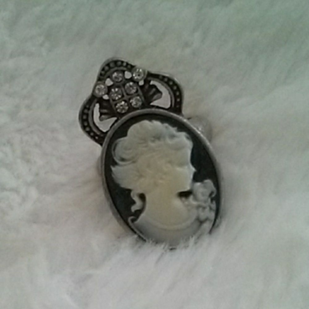 Stunning ring with rhinestones